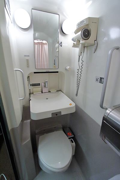 カシオペアスイート・メゾネットタイプ 洗面台とトイレ